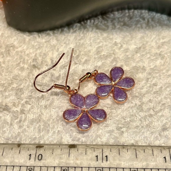 Pretty Betsey Johnson style mini flower charm earrings - Picture 3 of 5